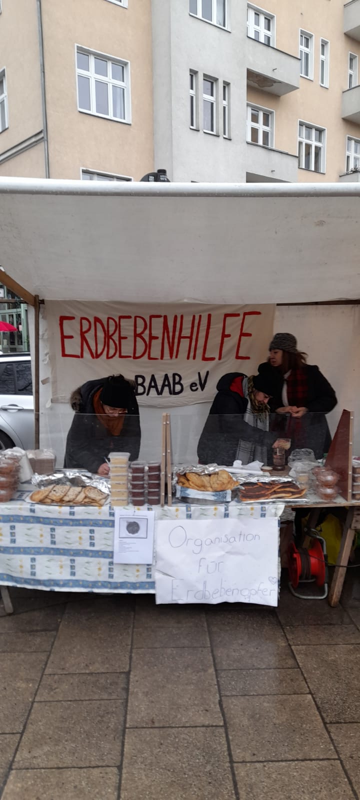 Erdbebenhilfe-Stand auf dem Markt